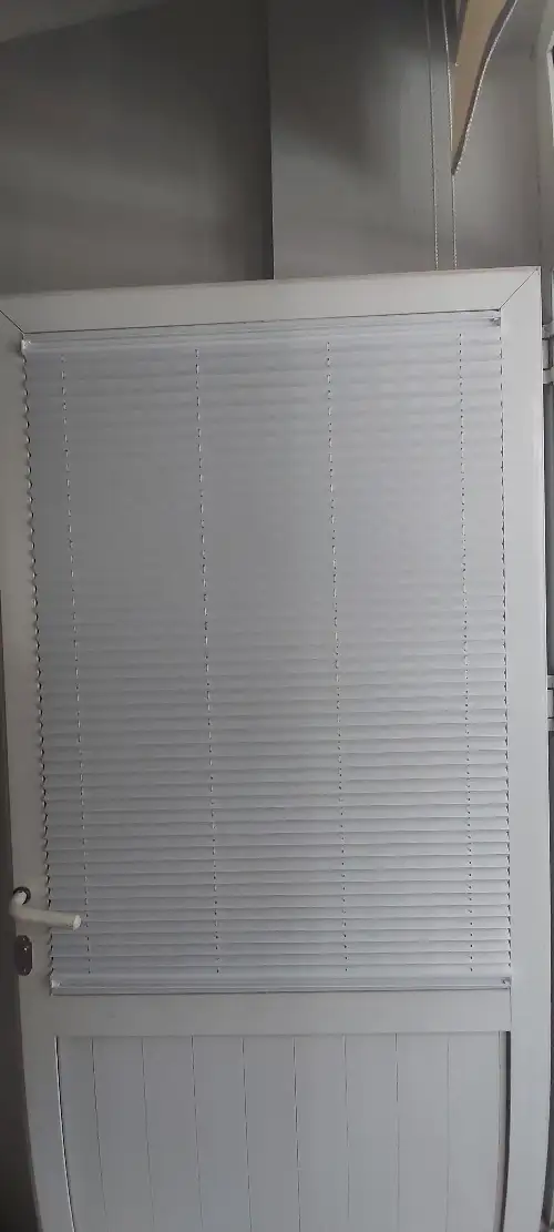3218183