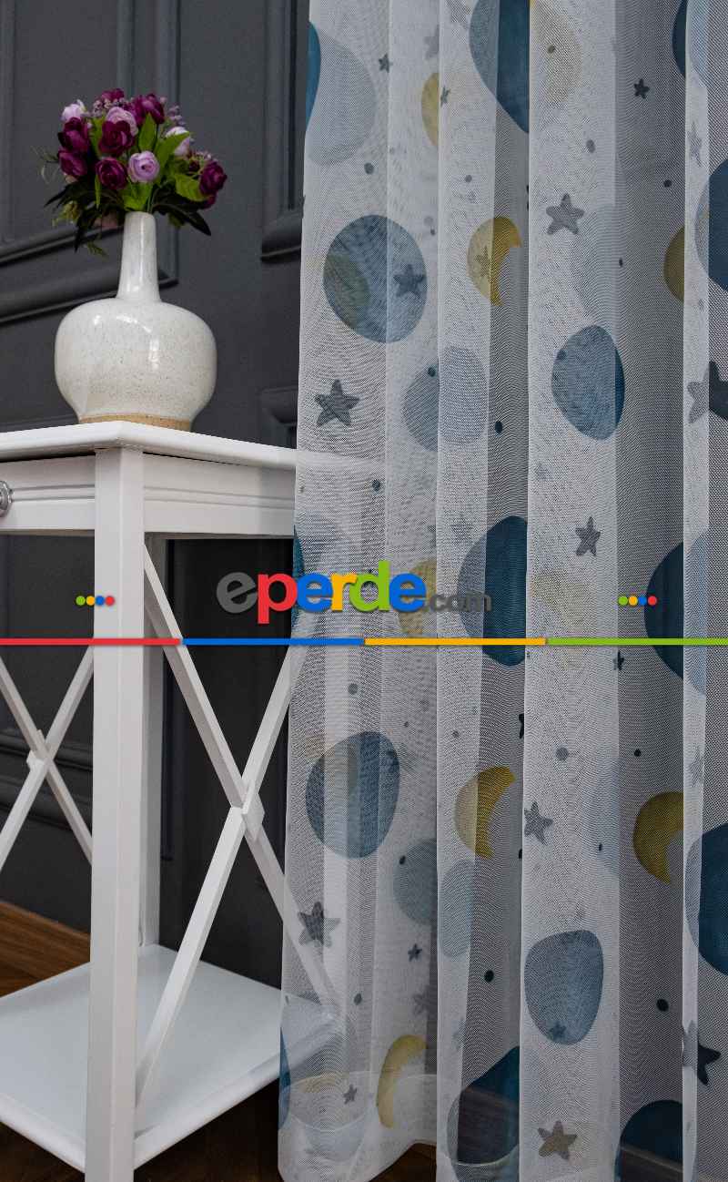 Bebek Odası -  Petek Zemin Gece Mavisi Ve Sarı Renkli Gezegenler Desenli Grek Baskılı Tül Perde