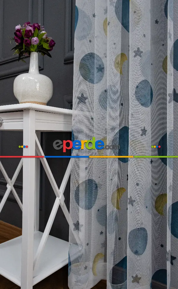 Bebek Odası -  Petek Zemin Gece Mavisi Ve Sarı Renkli Gezegenler Desenli Grek Baskılı Tül Perde