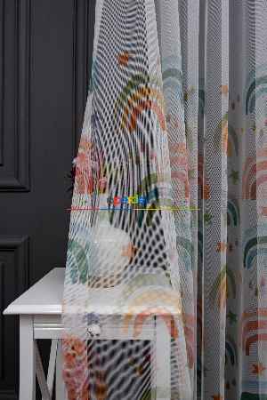 Hazır Ölçülü Petek Zemin Pastel Yeşili Sarı Ve Turuncu Renkli Gökkuşağı Desenli Grek Baskılı Tül Perde