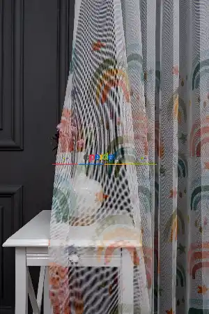 Hazır Ölçülü Petek Zemin Pastel Yeşili Sarı Ve Turuncu Renkli Gökkuşağı Desenli Grek Baskılı Tül Perde