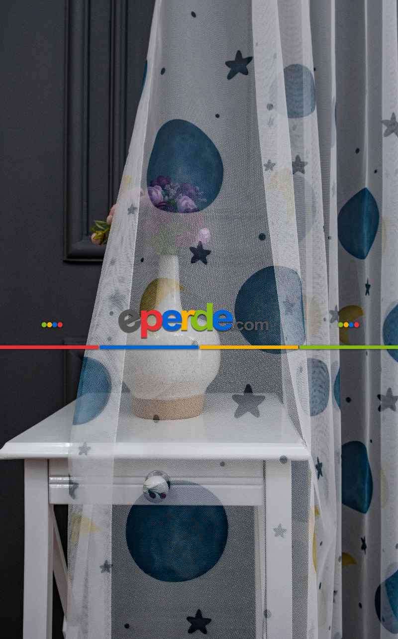 Bebek Odası -  Petek Zemin Gece Mavisi Ve Sarı Renkli Gezegenler Desenli Grek Baskılı Tül Perde