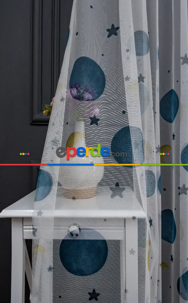 Bebek Odası -  Petek Zemin Gece Mavisi Ve Sarı Renkli Gezegenler Desenli Grek Baskılı Tül Perde