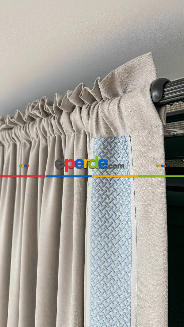 Bej Rengi Fon Perde - Mavi Dikey Bordürlü Fon Perde - Fon Rengi Bej Rengidir.