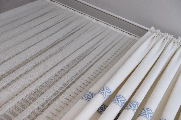 Krem Fon Perde - Mavi Dokuma Bordür Desenli - Ürün Videosu Vardır Açıklama Kısmında.