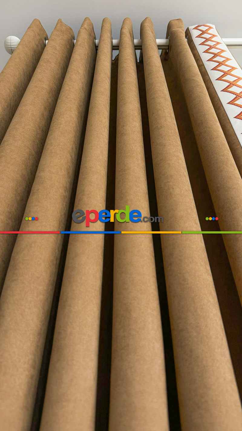 Turuncu Ve Krem Rengi Nakış İşli Fon Perde, Özel Tasarımdır. Nakış İşleme Sonradan Dikilmiştir. Rustik Kornişe Dikiş Seçenekleri Opsiyonel Vardır.