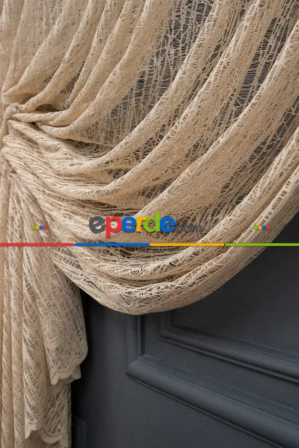 Vizon Bej Renk Kahverengiyanki Tiyatro Model Tasarım Kruvaze Model Yanki Camkırığı Tül