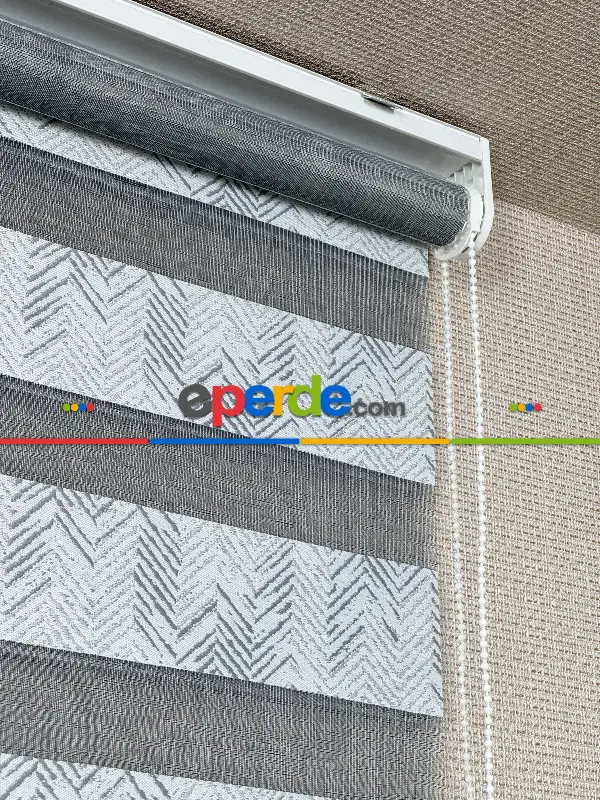 Genç Odası Parlak Gri Geometrik Jakar Dokuma Zebra Perde, Standart Metal Kasalı Yüksek Kalite Kornişe Kolay Montaj Seçenekli