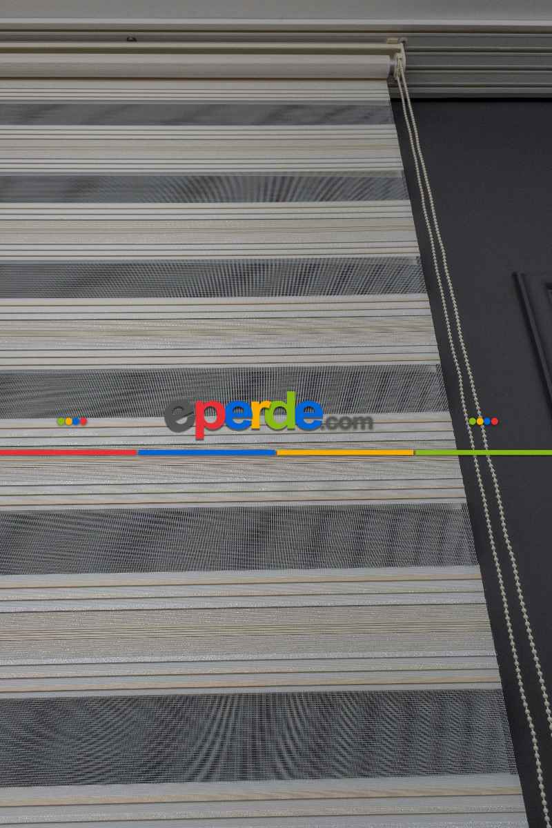 Oturma Odası - Krem Zebra Perde Gümüş Simli Plise Perde - Renk Geçişli Zebra Perde