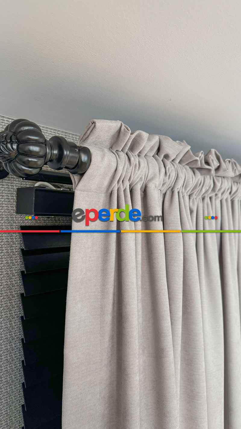 Bej Rengi Fon Perde - Mavi Dikey Bordürlü Fon Perde - Fon Rengi Bej Rengidir.