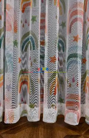 Hazır Ölçülü Petek Zemin Pastel Yeşili Sarı Ve Turuncu Renkli Gökkuşağı Desenli Grek Baskılı Tül Perde