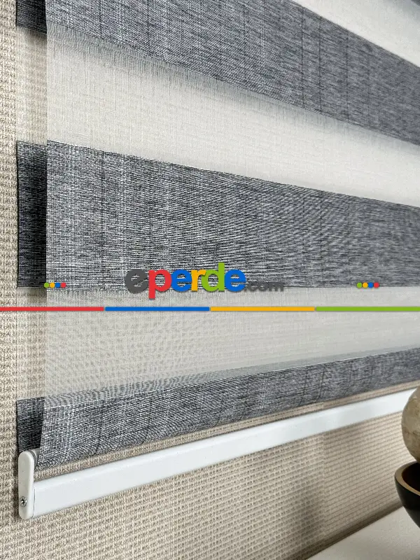 Genç Odası Gri Jakar Dokuma Zebra Perde, Standart Metal Kasalı Yüksek Kalite Kornişe Kolay Montaj Seçenekli