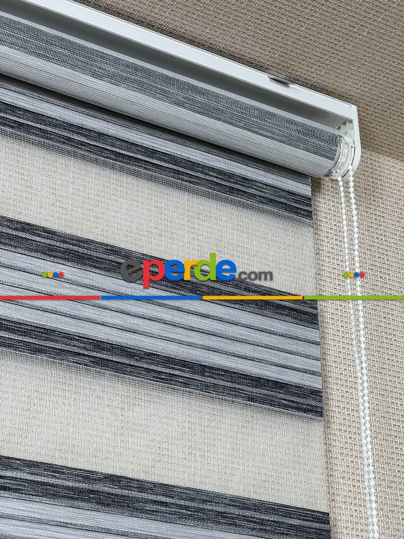 Genç Odası Açık Gri Siyah Pliseli Bambu Zebra Perde, Standart Metal Kasalı Yüksek Kalite Kornişe Kolay Montaj Seçenekli