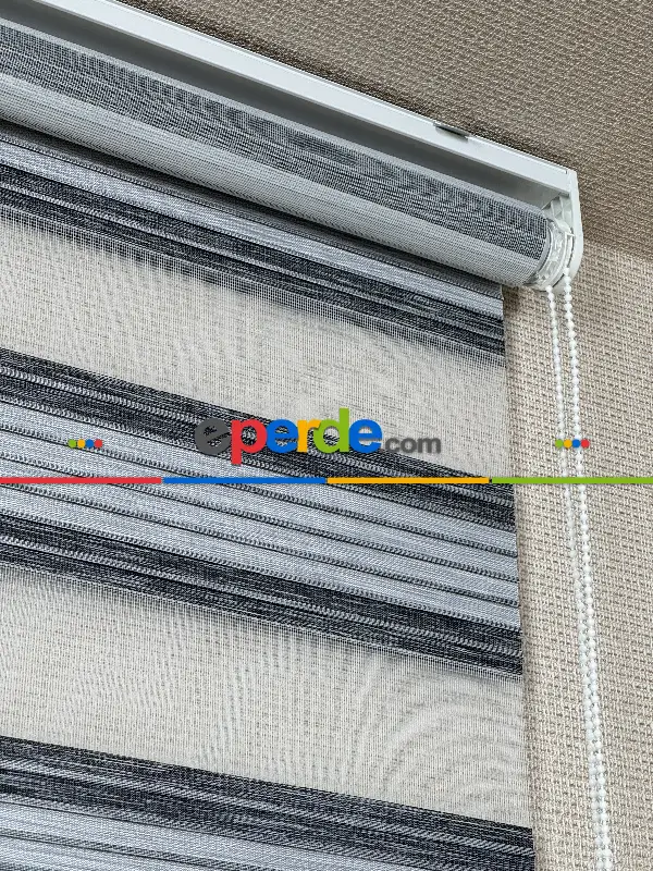 Genç Odası Açık Gri Siyah Pliseli Bambu Zebra Perde, Standart Metal Kasalı Yüksek Kalite Kornişe Kolay Montaj Seçenekli
