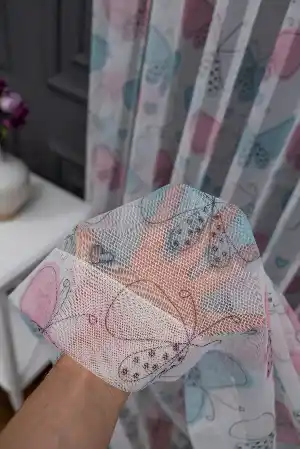 Çocuk Odası - Petek Zemin Açık Pembe Ve Mavi Renkli Kelebek Desenli Grek Baskılı Tül Perde