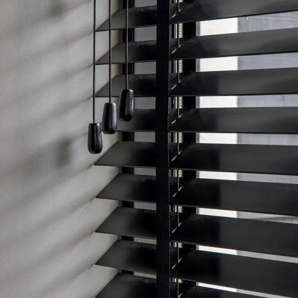 Mutfak 50 Mm Ahşap Görünümlü Kurdela Seçenekli Jaluzi Perde - Alev Almaz - Sudan Etkilenmez