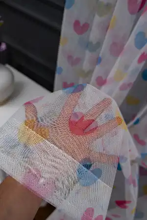 Bebek Odası -  Petek Zemin Pembe Ve Mavi Renkli Kalpler Desenli Grek Baskılı Tül Perde