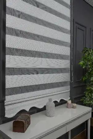 Zebra Perde - Beyaz Gümüş Simli Geniş Pileli Zebra Perde