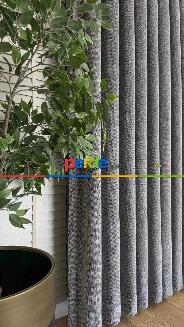 Gri Antrasit Şönil Dokuma Fon Perde, Extra Gramajlı Bir Kumaştır, Premium Serisi Fon Perdedir, Amerikan Pile Ve Rustik Kornişe Dikiş Seçenekleri Opsiyonel Vardır.