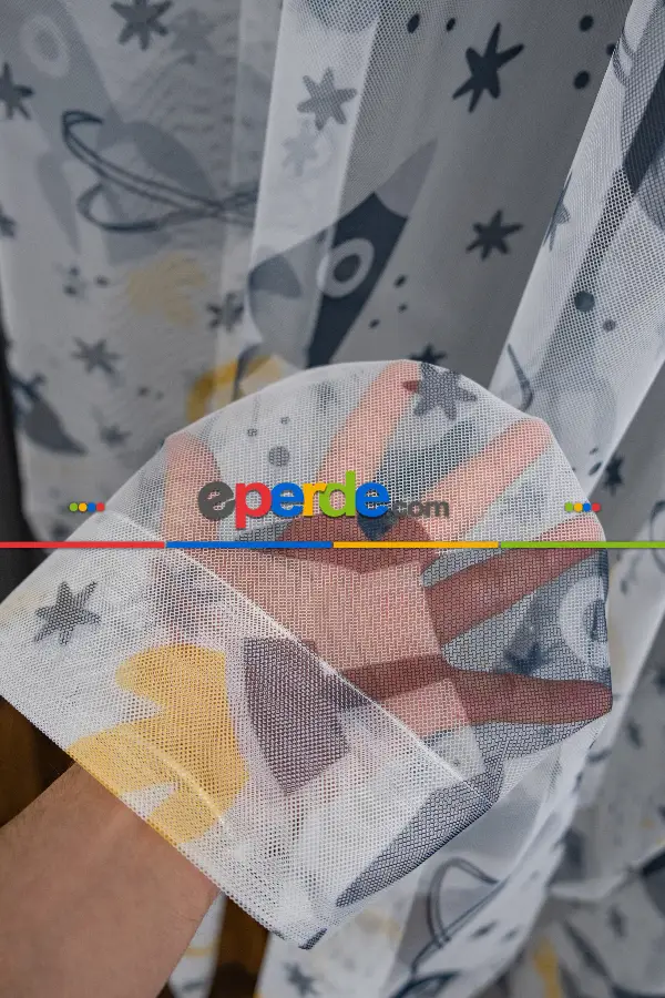 Erkek Çocuk Odası Tül Perde - Petek Zemin Gri Ve Sarı Renkli Gezegenler Desenli Grek Baskılı Tül Perde