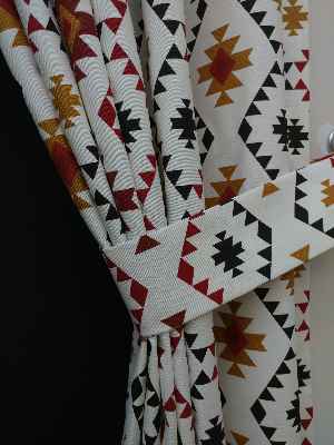 Geometrik Desenli Fon Perde ( Leke Tutmaz )- Siyah-kırmızı-hardal Sarısı