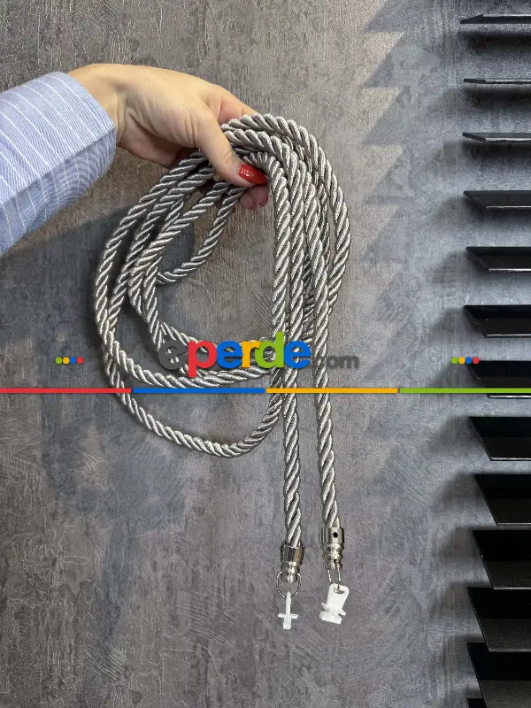Gri Tül Perde Ve Fon Perde Kordon Toplama
