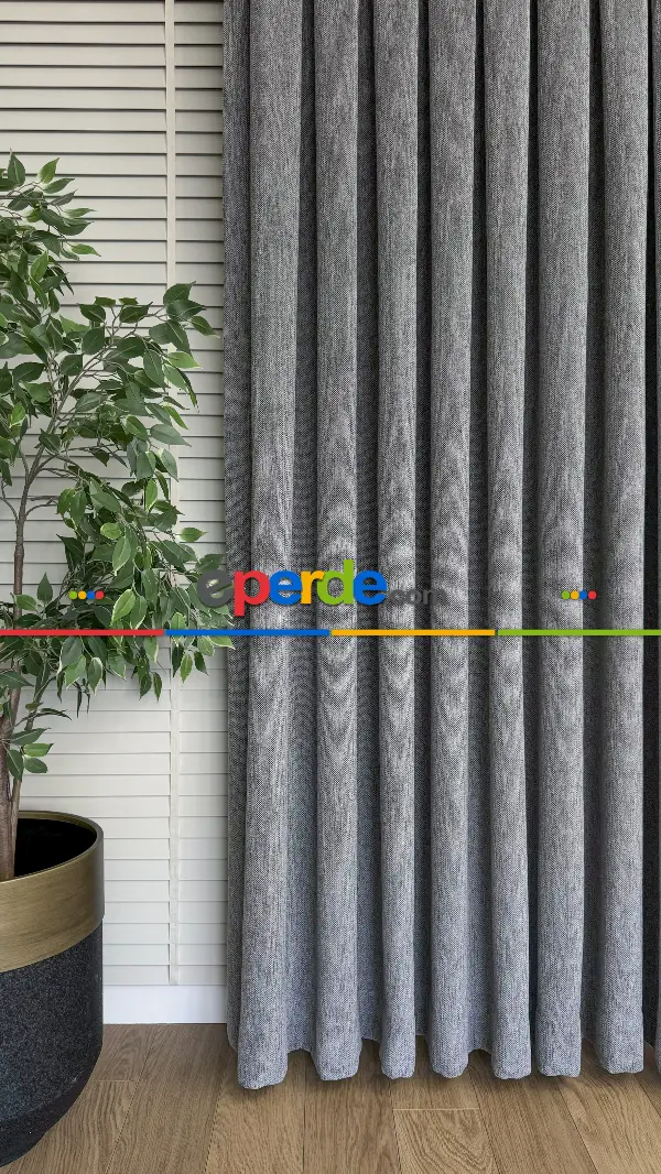 Gri Antrasit Şönil Dokuma Fon Perde, Extra Gramajlı Bir Kumaştır, Premium Serisi Fon Perdedir, Amerikan Pile Ve Rustik Kornişe Dikiş Seçenekleri Opsiyonel Vardır.