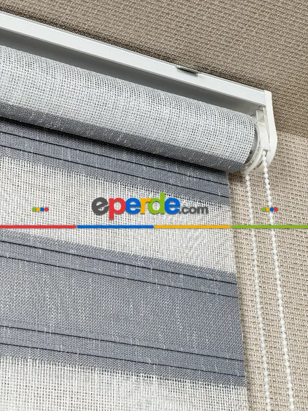 Yatak Odası Gri Yarım Pliseli Zebra Perde, Standart Metal Kasalı Yüksek Kalite Kornişe Kolay Montaj Seçenekli