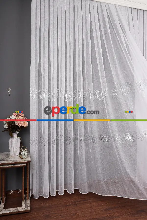 Yatak Odası - Enine Bantlı Ekru-gümüş Tt Zemin Tül Perde