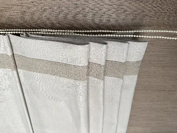 Salon - Yakamoz Rengi Keten Zemin Üzerine Sütlü Kahve Biyeli Katlamalı Perde