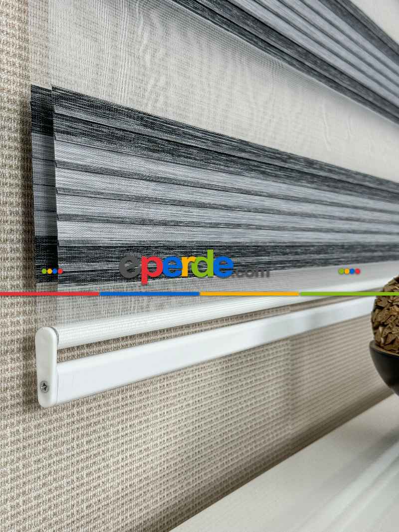 Genç Odası Açık Gri Siyah Pliseli Bambu Zebra Perde, Standart Metal Kasalı Yüksek Kalite Kornişe Kolay Montaj Seçenekli