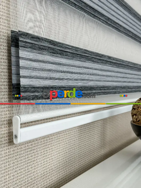 Genç Odası Açık Gri Siyah Pliseli Bambu Zebra Perde, Standart Metal Kasalı Yüksek Kalite Kornişe Kolay Montaj Seçenekli