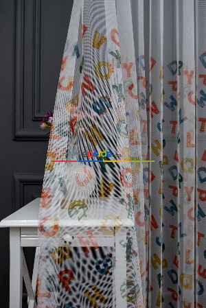 Hazır Ölçülü Petek Zemin Çok Renkli Harfler Desenli Grek Baskılı Tül Perde