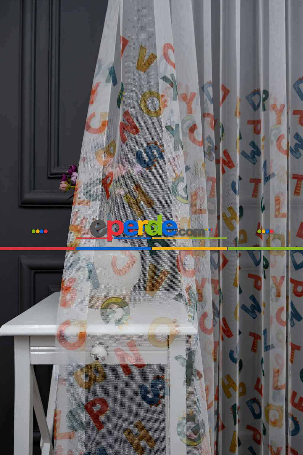 Hazır Ölçülü Petek Zemin Çok Renkli Harfler Desenli Grek Baskılı Tül Perde