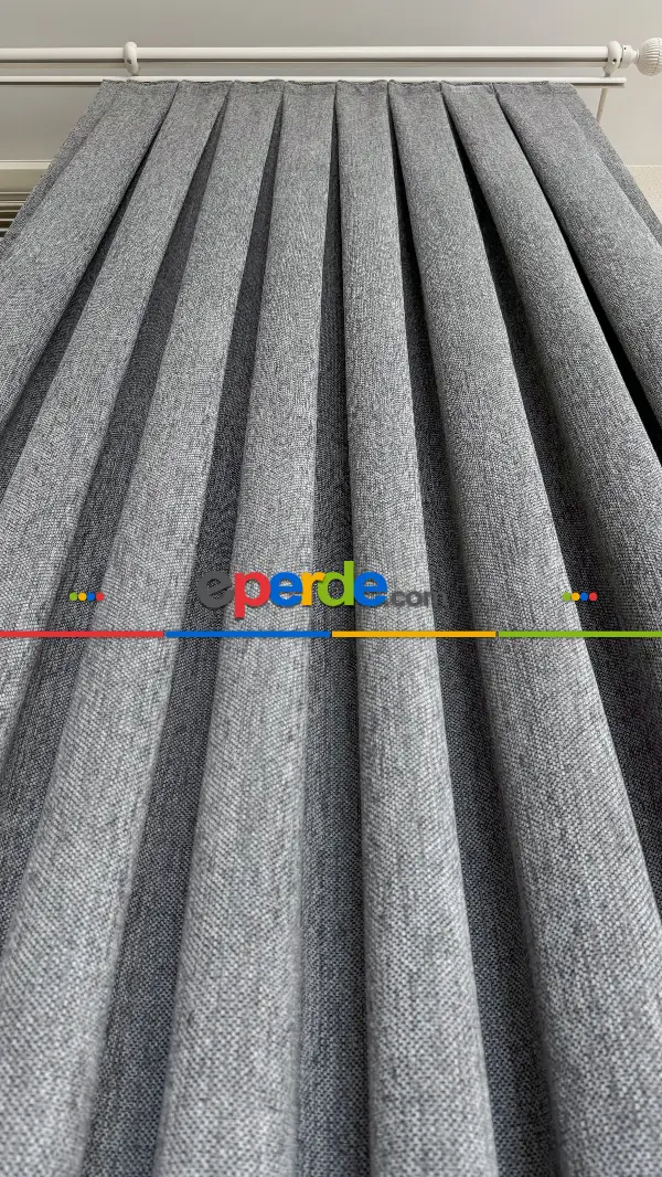 Gri Antrasit Şönil Dokuma Fon Perde, Extra Gramajlı Bir Kumaştır, Premium Serisi Fon Perdedir, Amerikan Pile Ve Rustik Kornişe Dikiş Seçenekleri Opsiyonel Vardır.