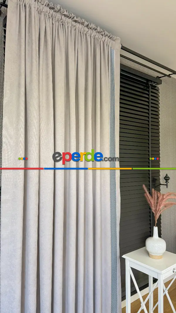 Bej Rengi Fon Perde - Mavi Dikey Bordürlü Fon Perde - Fon Rengi Bej Rengidir.