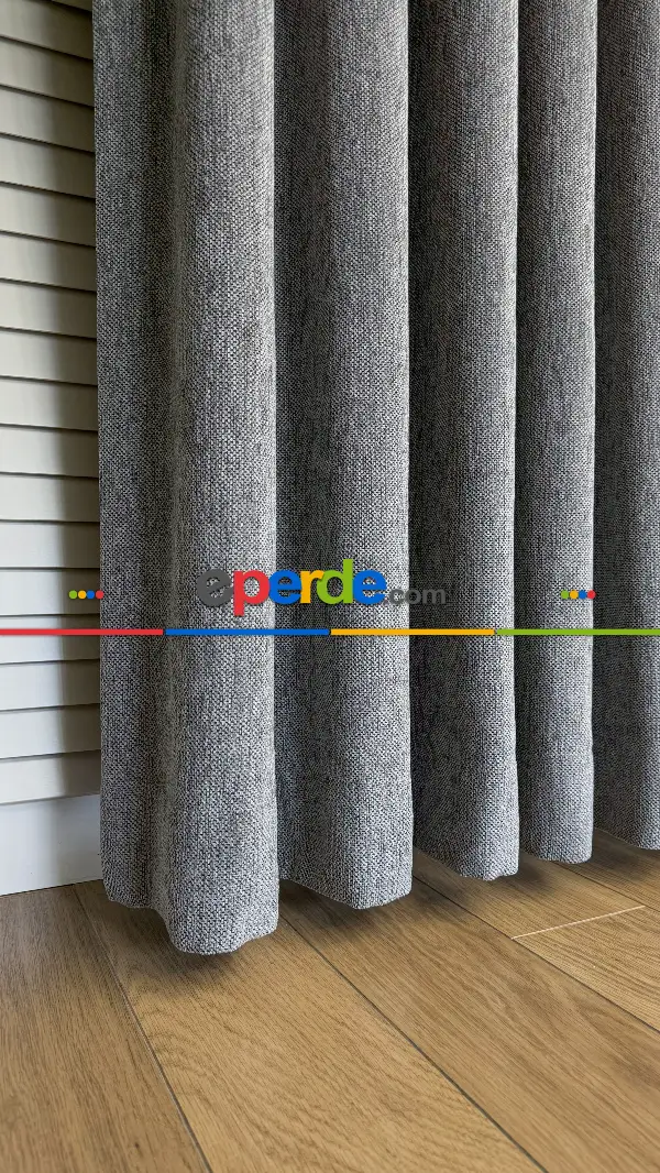 Gri Antrasit Şönil Dokuma Fon Perde, Extra Gramajlı Bir Kumaştır, Premium Serisi Fon Perdedir, Amerikan Pile Ve Rustik Kornişe Dikiş Seçenekleri Opsiyonel Vardır.