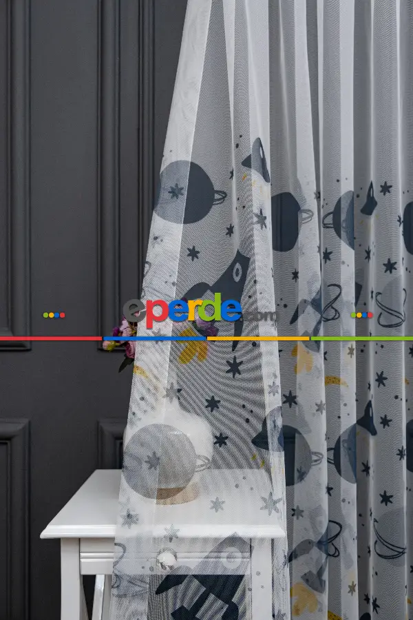 Erkek Çocuk Odası Tül Perde - Petek Zemin Gri Ve Sarı Renkli Gezegenler Desenli Grek Baskılı Tül Perde