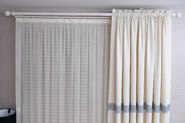 Krem Fon Perde - Mavi Dokuma Bordür Desenli - Ürün Videosu Vardır Açıklama Kısmında.