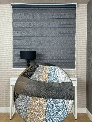 Yatak Odası Parlak Antrasit Gri Geometrik Jakar Dokuma Zebra Perde, Standart Metal Kasalı Yüksek Kalite Kornişe Kolay Montaj Seçenekli