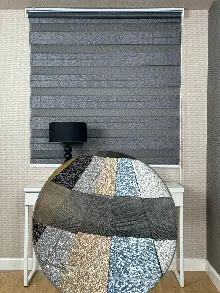 Genç Odası Parlak Antrasit Gri Geometrik Jakar Dokuma Zebra Perde, Standart Metal Kasalı Yüksek Kalite Kornişe Kolay Montaj Seçenekli