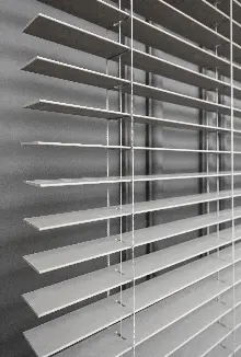 2025 Sezonu - Ahşap Görünümlü 50 Mm - Gri Jaluzi Perde - Alev Almaz - Sudan Etkilenmez