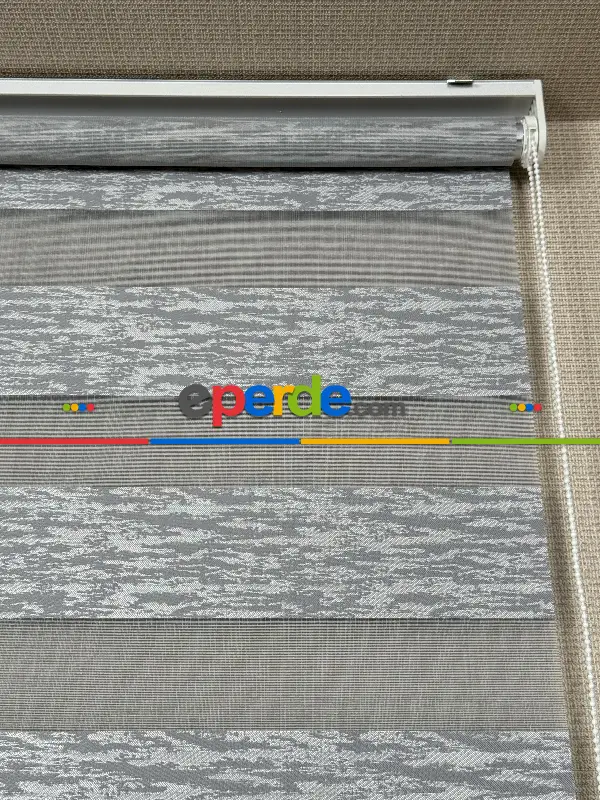 Yatak Odası Gri Jakar Dokuma Zebra Perde, Standart Metal Kasalı Yüksek Kalite Kornişe Kolay Montaj Seçenekli