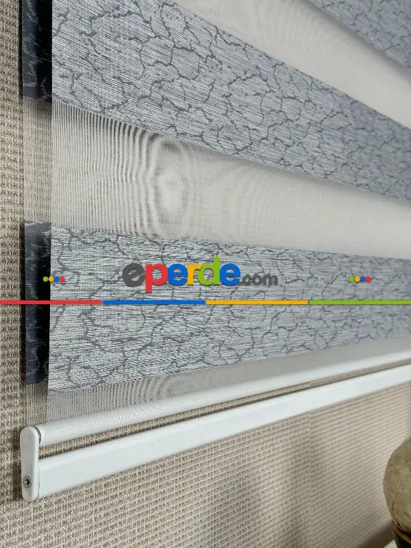 Yatak Odası Gri Jakar Dokuma Zebra Perde, Standart Metal Kasalı Yüksek Kalite Kornişe Kolay Montaj Seçenekli