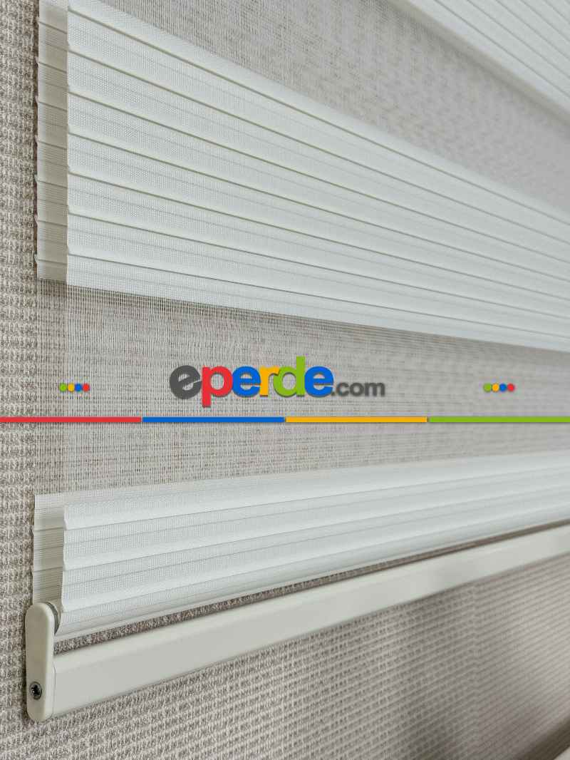 Krem Pliseli Geniş Zebra Perde, Standart Metal Kasalı Yüksek Kalite Kornişe Kolay Montaj Seçenekli