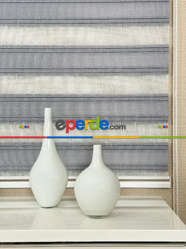 Yatak Odası Gri Yarım Pliseli Zebra Perde, Standart Metal Kasalı Yüksek Kalite Kornişe Kolay Montaj Seçenekli