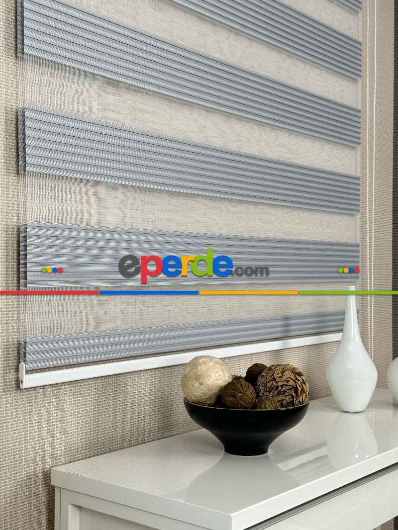 Yatak Odası Gri Pliseli Geniş Zebra Perde, Standart Metal Kasalı Yüksek Kalite Kornişe Kolay Montaj Seçenekli