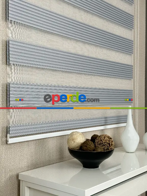 Yatak Odası Gri Pliseli Geniş Zebra Perde, Standart Metal Kasalı Yüksek Kalite Kornişe Kolay Montaj Seçenekli