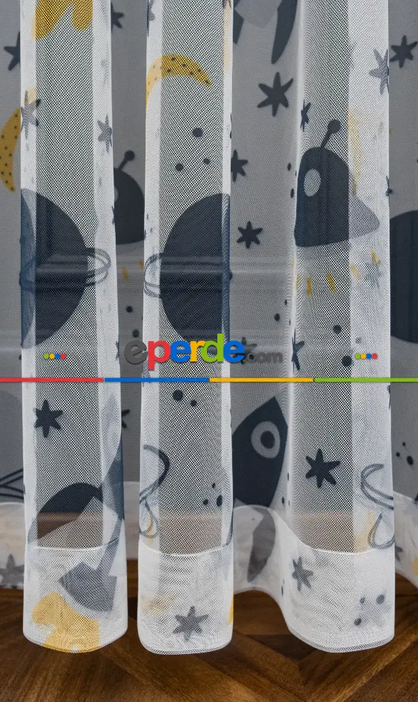 Erkek Çocuk Odası Tül Perde - Petek Zemin Gri Ve Sarı Renkli Gezegenler Desenli Grek Baskılı Tül Perde