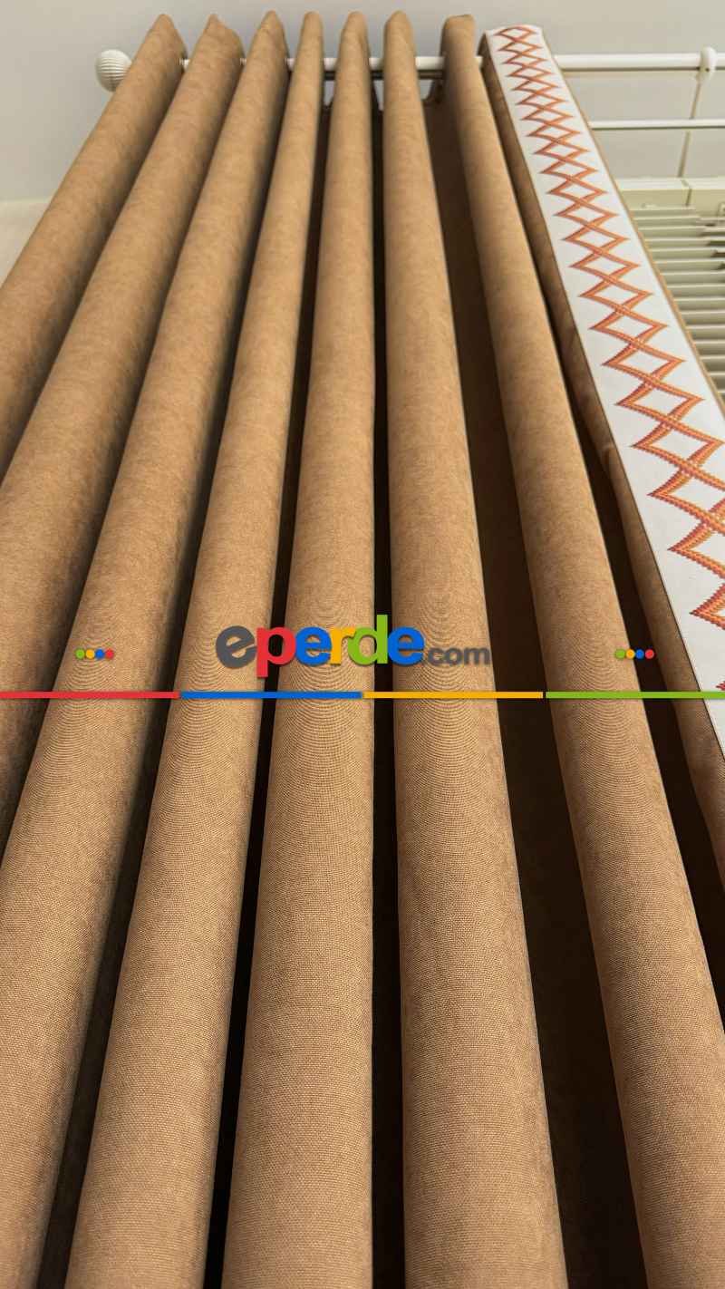 Turuncu Ve Krem Rengi Nakış İşli Fon Perde, Özel Tasarımdır. Nakış İşleme Sonradan Dikilmiştir. Rustik Kornişe Dikiş Seçenekleri Opsiyonel Vardır.